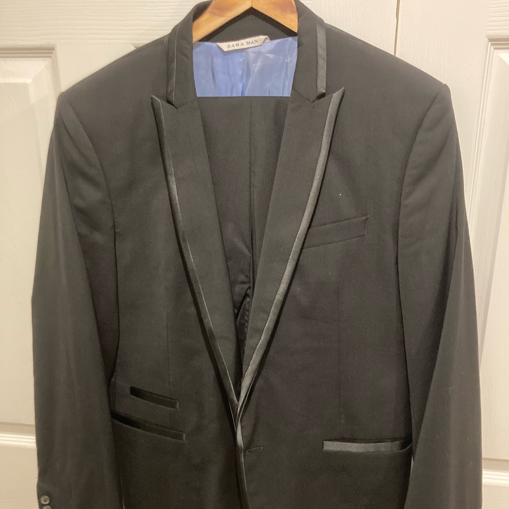 Zara man Tuxedo, size 44 pants 34, contrasting piping in satin